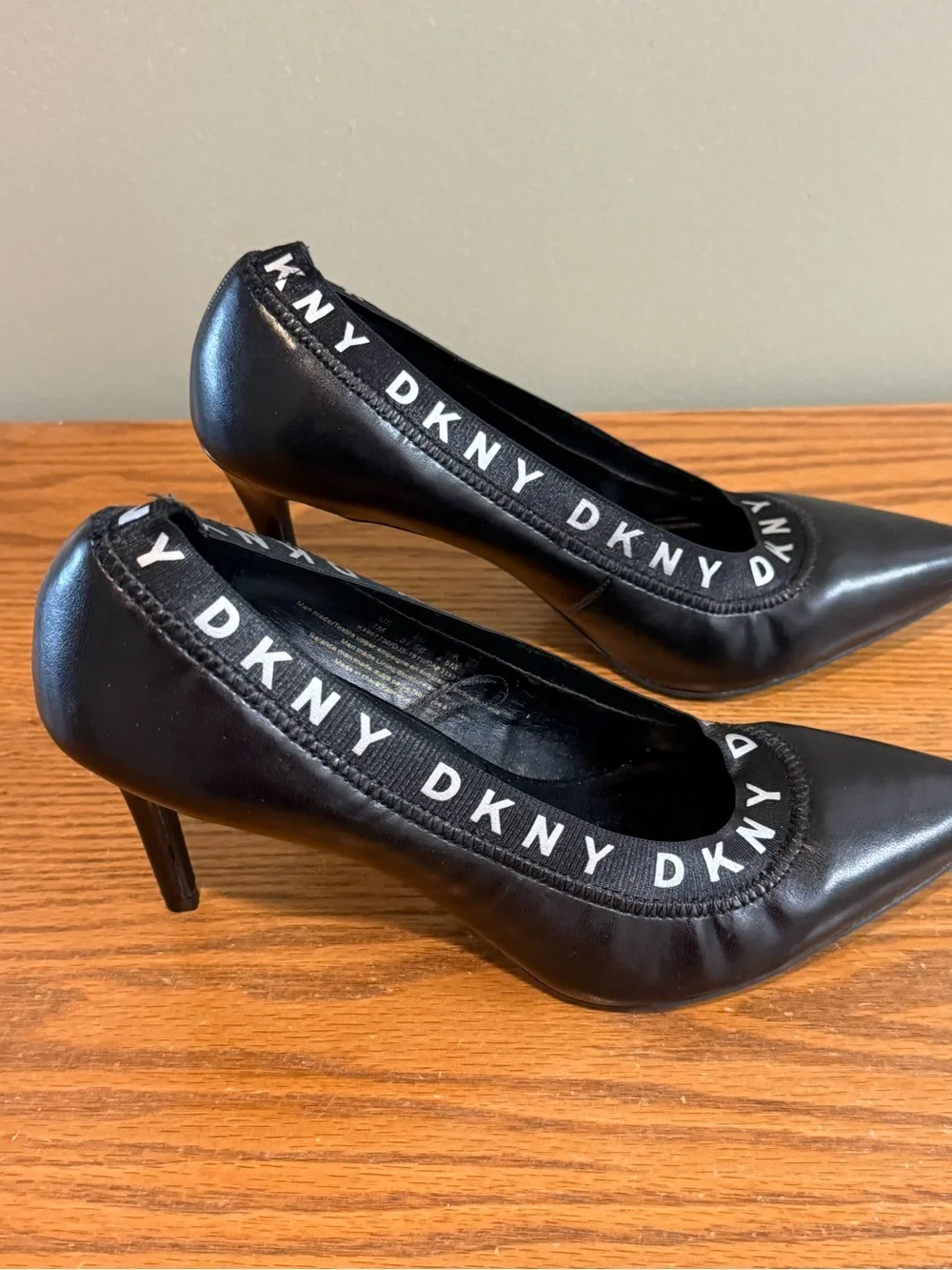Y2K DKNY Women Katrina Logo Pumps Heels Color Black Size 7